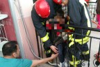 Parmaklıklara sıkıştı, itfaiye kurtardı