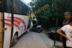 Motosikletli servis aracının altında kaldı