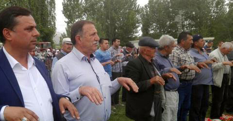 Çal’da üreticiler yağmur duasına çıktı