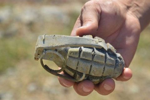 Çivril’de 4 el bombası bulundu
