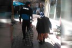 Çivril’de zabıtadan yaşlılara alışveriş yardımı