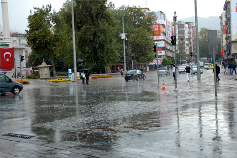 İl genelinde fırtına, güney ilçelerinde şiddetli yağış var