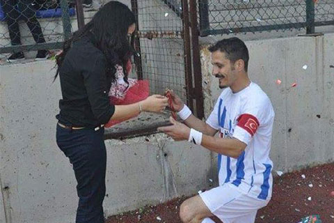 Böyle olur futbolcunun evlilik teklifi