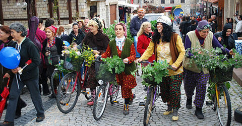 denizli-isin-asli-kimligini-arayan-sehir-alacati-festival