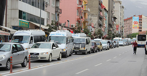 denizli-istasyon-caddesi-otobuse-arac-carpti-1