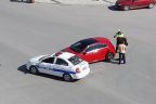 Caddeye çıktı polis aracına çarptı