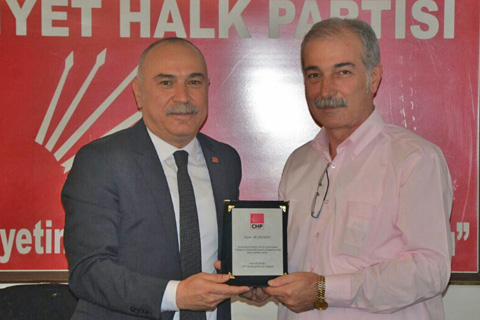 Grup başkan vekiline plaketli teşekkür