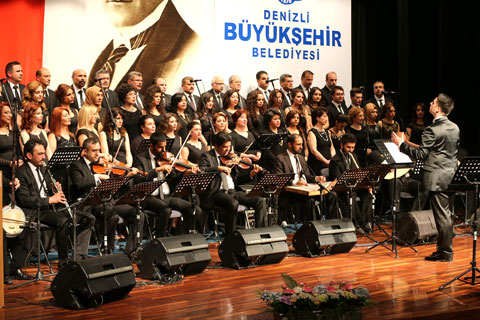 Zeki Müren şarkılarıyla anıldı