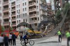 7 katlı apartman yıkıldı