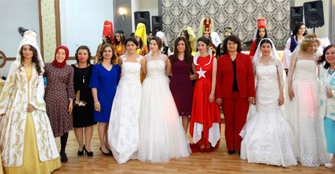 denizli-kiz-meslek-lisesi-defile-ic