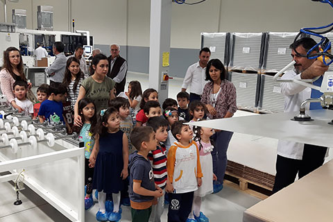 Minikler güneş panelleri tesisinde