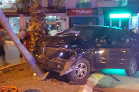 Otomobilde sıkışan sürücüyü itfaiye kurtardı