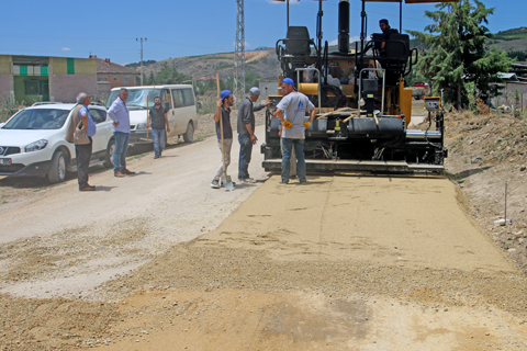 Çivril’de asfalt yol atağı