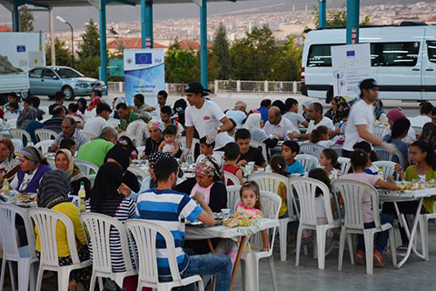 Mültecilere iftar yemeği verildi