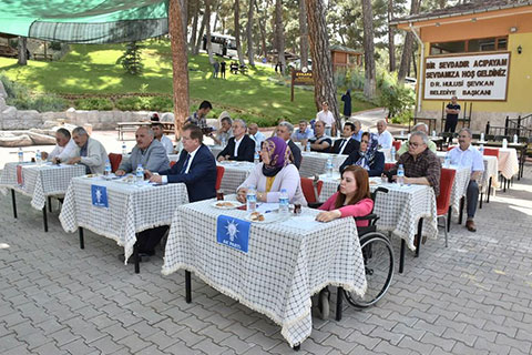 Piknik alanında meclis toplantısı