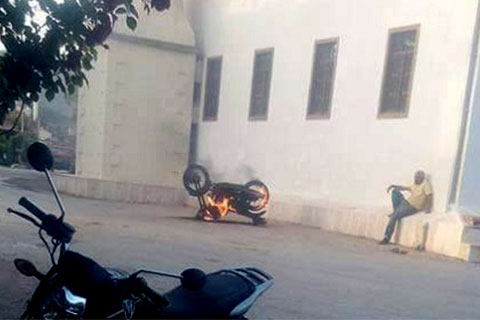 Motoru yaktı, oturup seyretti