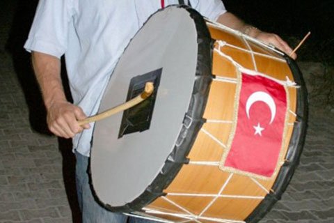 Acıpayam’da Ramazan davulcusu vuruldu