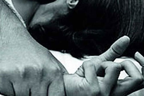 Kız arkadaşını kelepçeleyip tecavüz etti