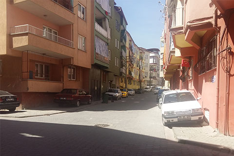 Parkı önleyemedi bu levhayı astı
