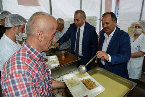 Büyükşehir çadırında ilk iftar yemeğini DTO verdi