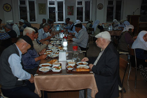 İşadamı huzurevi sakinlerini unutmadı