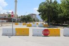 Emniyet önüne beton bariyerler