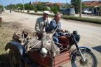 Gözler’de eşeği motosikletle taşıdılar
