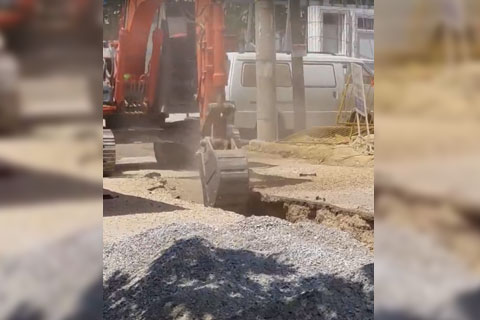 Kepçeyi daldırıp doğal gaz ana borusunu patlattı