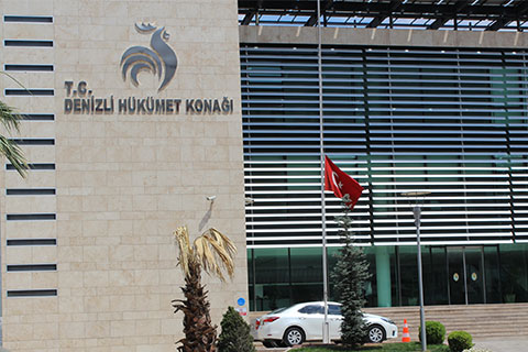 Bayraklar yarıya indirildi
