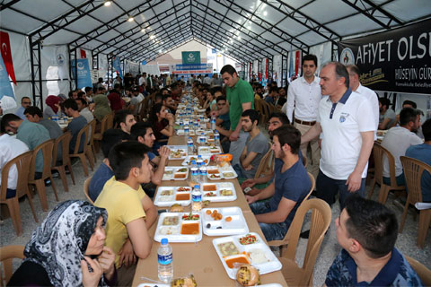 Bir iftar çadırı da Pamukkale Belediyesi’nden