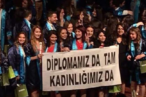 Doktor adaylarından pankartlı mesaj