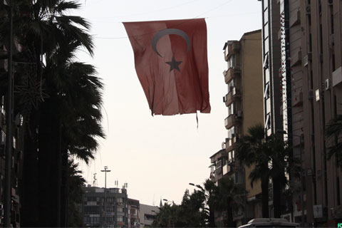 Yıpranan bayrak tepki çekti