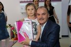 Gürlesin öğrencilerin karne heyecanına ortak oldu