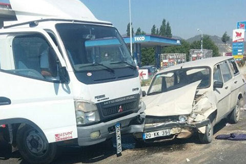 Acıpayam’da üç araç birbirine girdi
