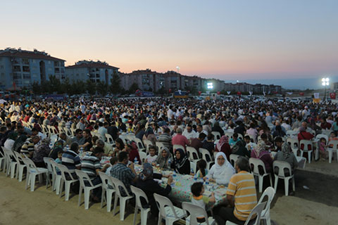 Üçler’de 3 bin kişiyle iftar yemeği