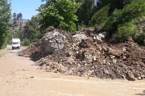 Elmalı-Kirazlıyayla yolunda heyelan