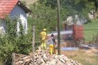 Otları ateşledi, evini yakıyordu