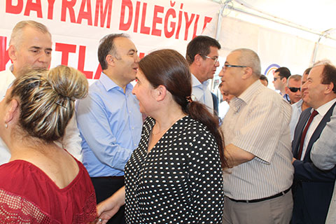 Protokol ile vatandaşlar bayramlaştı