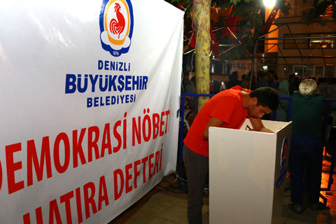 Demokrasi Kürsüsü’nde duygulandıran hikayeler