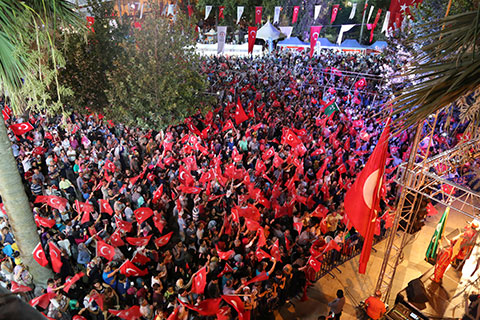 Denizlililer meydanı boş bırakmıyor