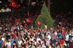 Liderlerin afişi meydana asıldı