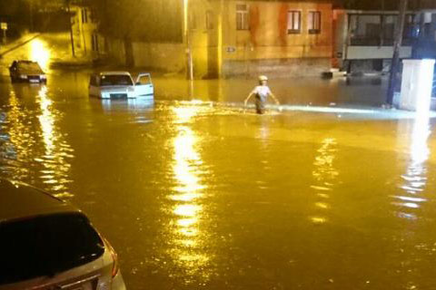 İlbade Mahallesi’nde araçlar su altında kaldı
