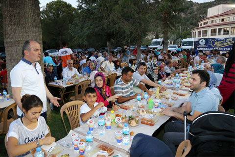 Karahayıt’ta iftar sofrası kuruldu