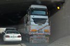 TIR köprülü kavşakta sıkıştı