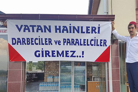 Esnaftan ‘”darbeciler, paralelciler giremez” afişi