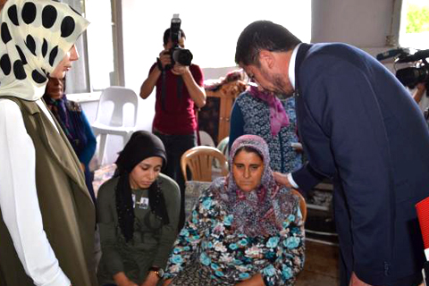 Bakan Zeybekci şehit ailelerini ziyaret etti