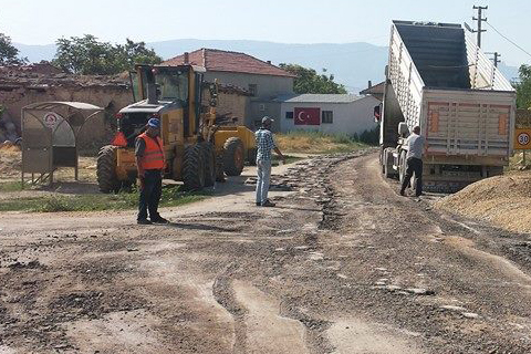 Baklan’da yol çalışması sürüyor