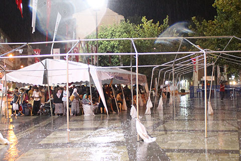 Yağmur demokrasi nöbetine engel olmadı