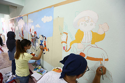 Genç ressamlar minikler için boyadı