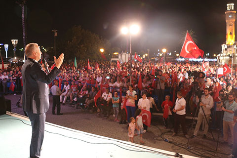 Zolan, İzmir’de Demokrasi Nöbeti’ne katıldı